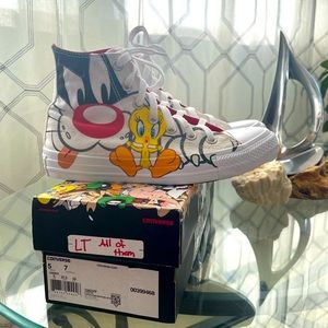 White, yellow, red and black Looney Tunes Converse Size:7